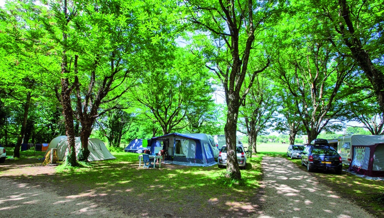 emplacement ombragé-camping car-caravane-tente-camping Ruoms-sud Ardèche-promo basse saison-camping pas cher