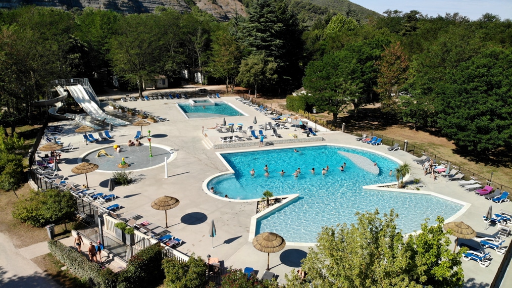 Camping avec piscine chauffée et toboggan en sud Ardèche Ruoms-idéal famille avec enfants La Grand Terre Ruoms