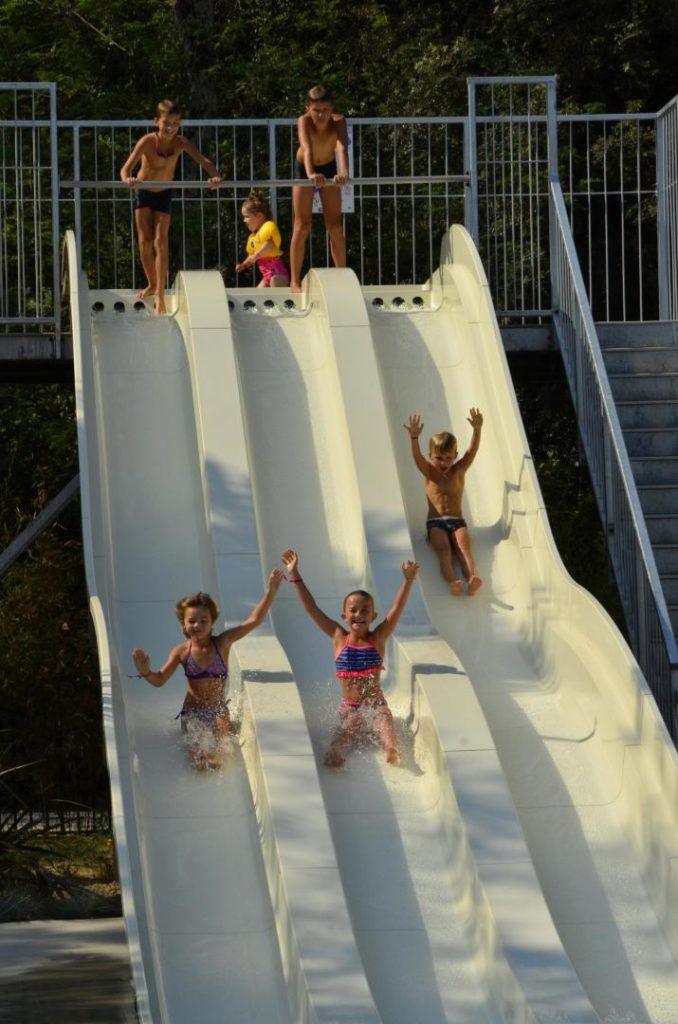 Camping avec piscine chauffée et toboggan en sud Ardèche Ruoms-idéal famille avec enfants La Grand Terre Ruoms