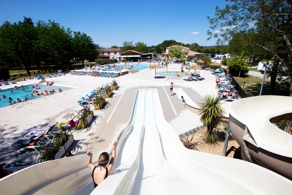 Campingplatz mit beheiztem Schwimmbad und Rutsche in der südlichen Ardeche ruoms ideal für Familien mit Kindern La Grand Terre Ruoms