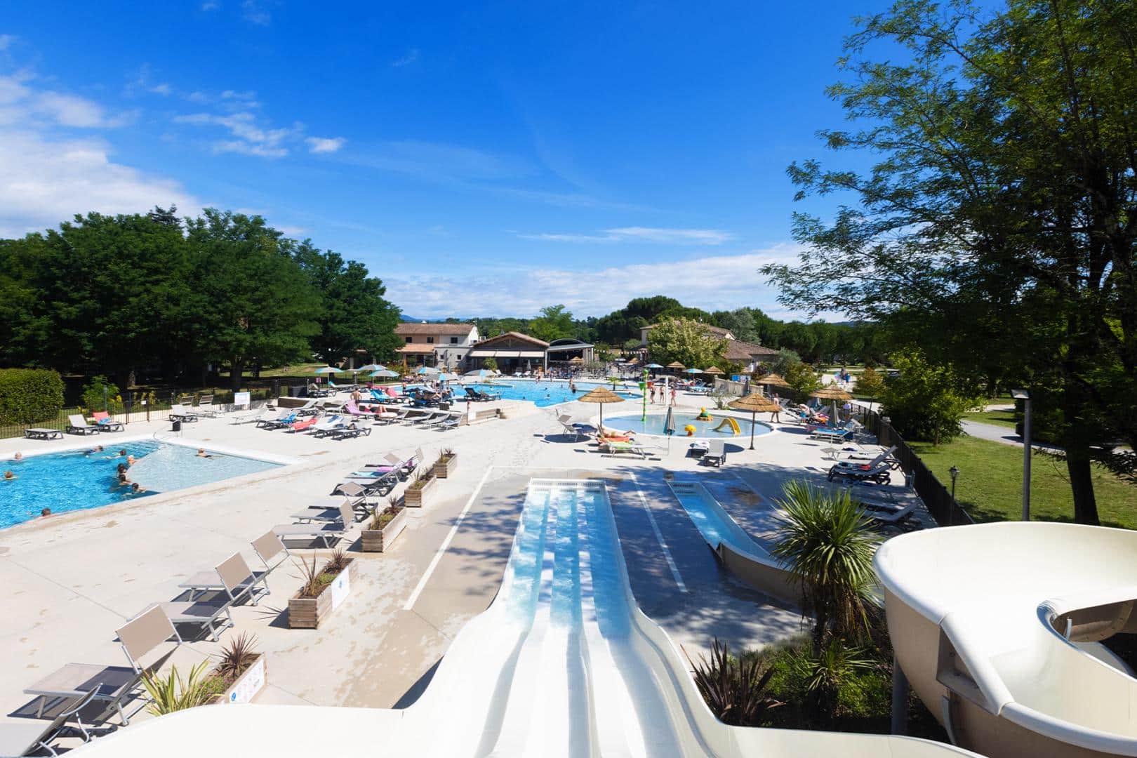 Toboggans aquatiques de la piscine chauffée, camping 4 étoiles Ardèche près d'Antraïgues