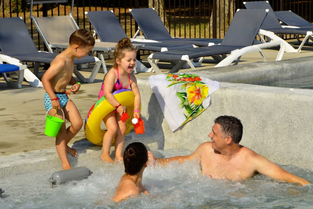 Campingplatz mit beheiztem Schwimmbad, Planschbecken und Spielplatz im Süden der Ardeche Ruoms ideal für Familien mit Kindern La Grand Terre Ruoms