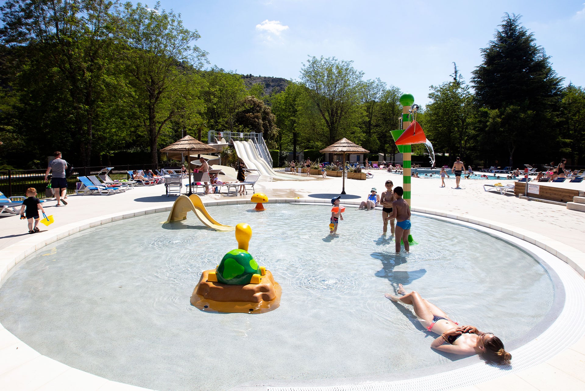 Camping avec piscine-jacuzzi- toboggans chauffée-pataugeoire-jeux enfants-sud Ardèche Ruoms idéal famille La Grand Terre Ruoms