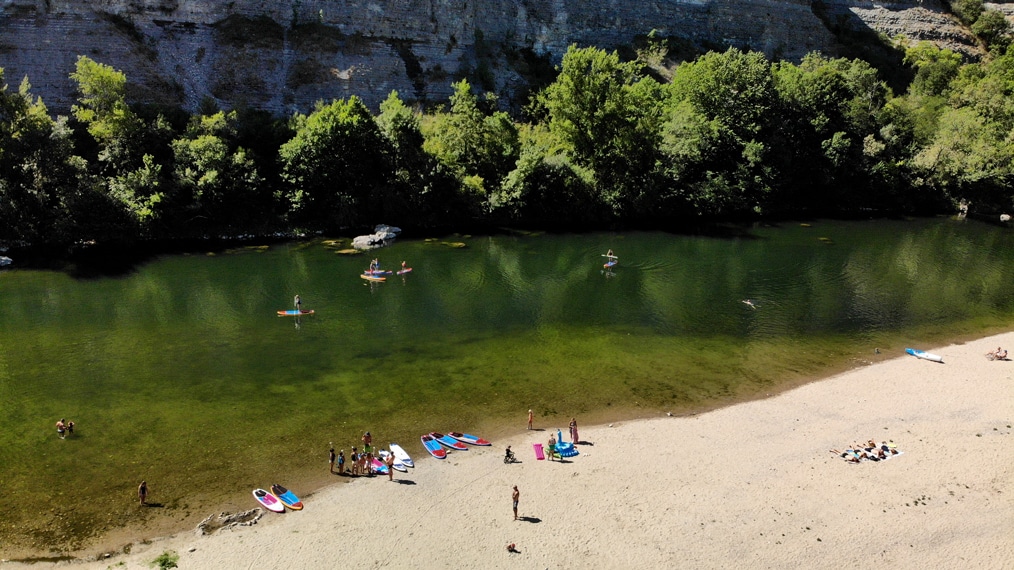 Camping avec plage privée de sable en bord d'Ardèche- piscines et toboggans-en sud Ardèche Ruoms-idéal famille avec enfants La Grand Terre Ruoms