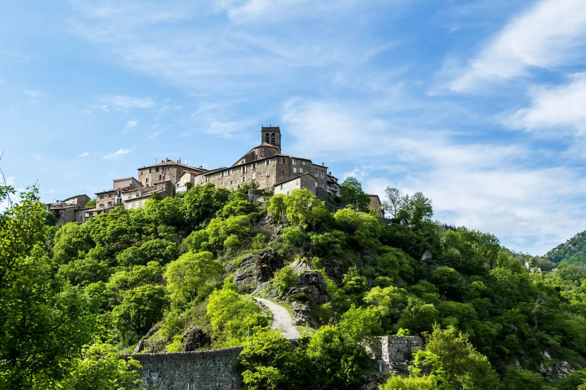 Village perché d'Antraïgues-sur-Volane sur son promontoire de basalte, Ardèche