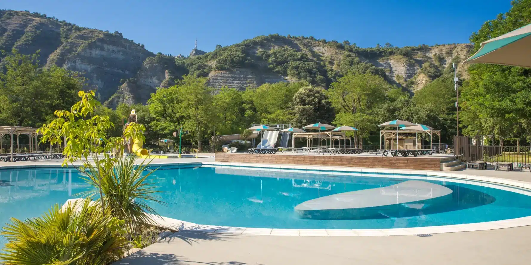 piscine chauffée - toboggans - jacuzzi